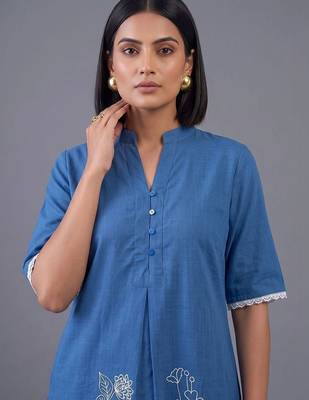women floral embroidered regular thread work kurta with trousers 2