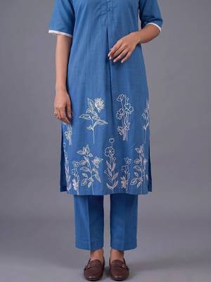 women floral embroidered regular thread work kurta with trousers 3