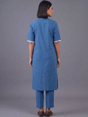 women floral embroidered regular thread work kurta with trousers 4