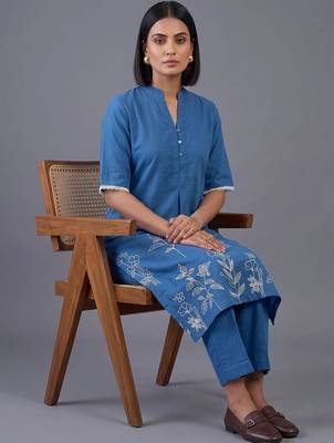 women floral embroidered regular thread work kurta with trousers 5