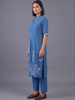 women floral embroidered regular thread work kurta with trousers 7