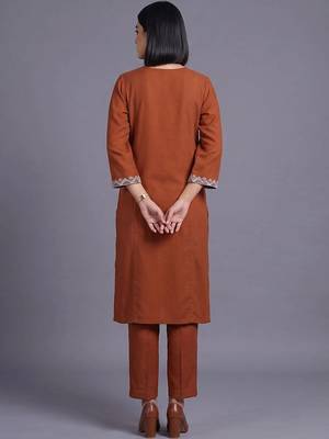 women ethnic motifs embroidered regular thread work kurta with trousers 4