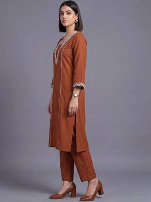 women ethnic motifs embroidered regular thread work kurta with trousers 5
