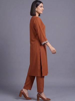 women ethnic motifs embroidered regular thread work kurta with trousers 7