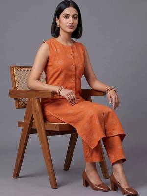 women printed regular kurta with trousers 3