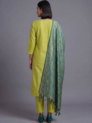 women ethnic motifs embroidered regular thread work kurta with trousers & with dupatta 4