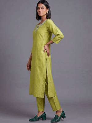 women ethnic motifs embroidered regular thread work kurta with trousers & with dupatta 5