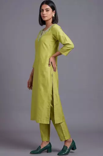 women ethnic motifs embroidered regular thread work kurta with trousers & with dupatta