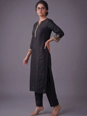 women ethnic motifs embroidered regular thread work kurta with trousers 2