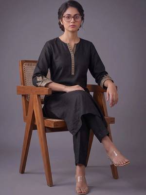 women ethnic motifs embroidered regular thread work kurta with trousers 3