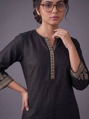 women ethnic motifs embroidered regular thread work kurta with trousers 4