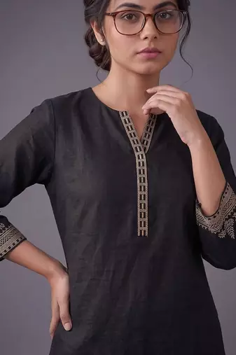 women ethnic motifs embroidered regular thread work kurta with trousers