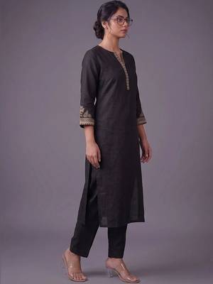 women ethnic motifs embroidered regular thread work kurta with trousers 5