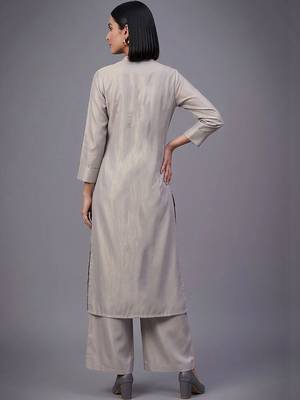 women regular kurta with palazzos 4
