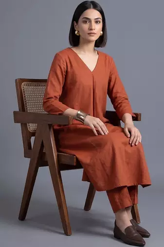 women regular kurta with trousers