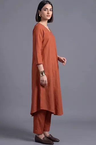 women regular kurta with trousers
