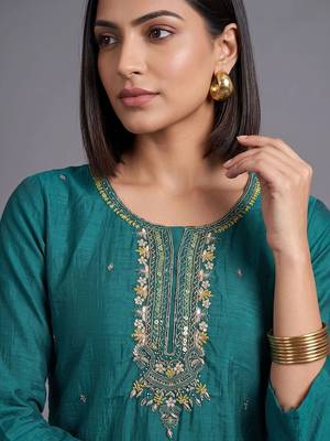 women ethnic motifs embroidered regular sequinned kurta with trousers & with dupatta 2