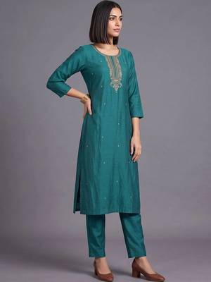 women ethnic motifs embroidered regular sequinned kurta with trousers & with dupatta 3