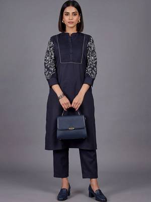 women floral embroidered regular thread work kurta with trousers 1