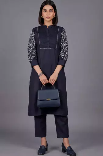 women floral embroidered regular thread work kurta with trousers