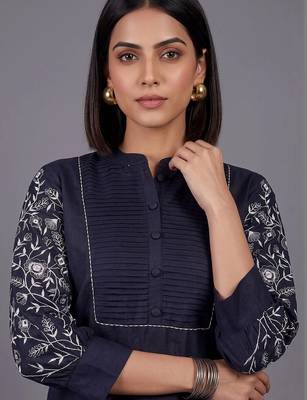 women floral embroidered regular thread work kurta with trousers 2
