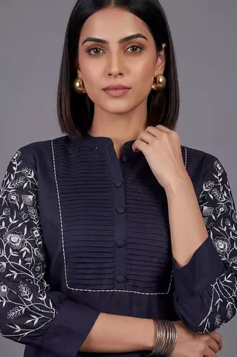 women floral embroidered regular thread work kurta with trousers