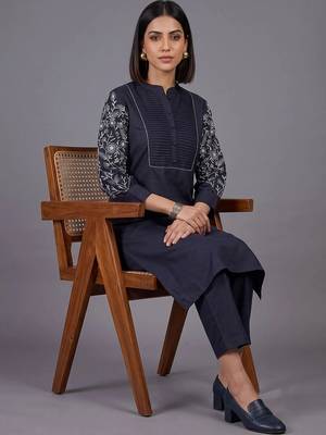 women floral embroidered regular thread work kurta with trousers 3