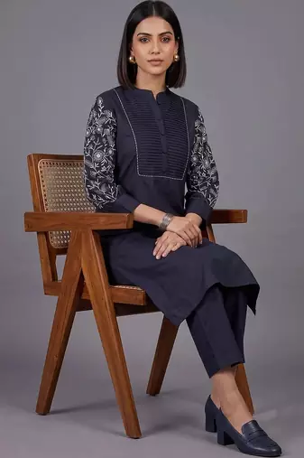 women floral embroidered regular thread work kurta with trousers