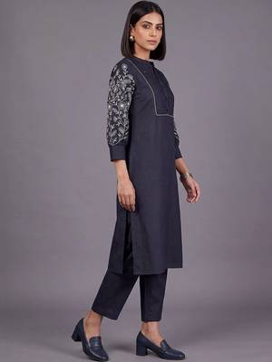 women floral embroidered regular thread work kurta with trousers 5