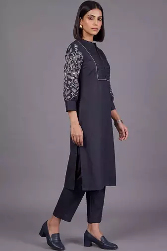 women floral embroidered regular thread work kurta with trousers
