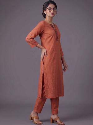women ethnic motifs embroidered regular thread work kurta with trousers 3