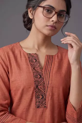 women ethnic motifs embroidered regular thread work kurta with trousers