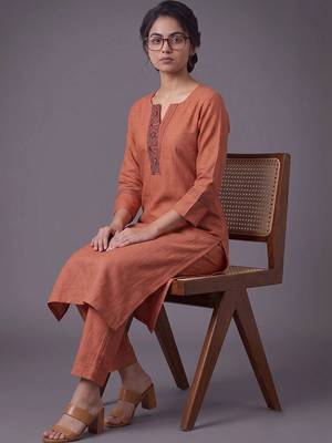 women ethnic motifs embroidered regular thread work kurta with trousers 5