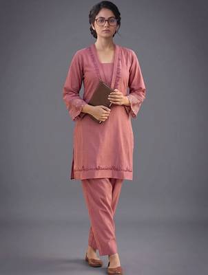 women ethnic motifs embroidered regular thread work kurta with trousers 2