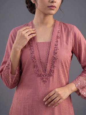 women ethnic motifs embroidered regular thread work kurta with trousers 3