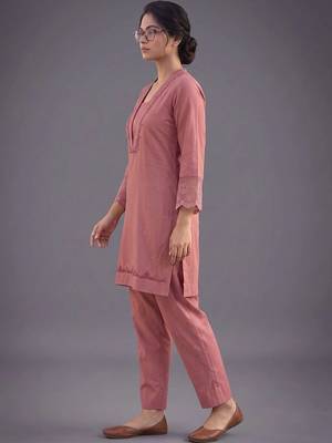 women ethnic motifs embroidered regular thread work kurta with trousers 4