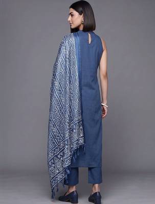 women ethnic motifs regular cotton kurta with trousers & with dupatta 4