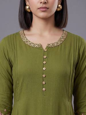 women ethnic motifs embroidered regular thread work kurta with trousers 2