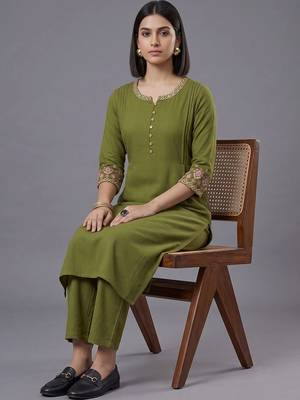 women ethnic motifs embroidered regular thread work kurta with trousers 3