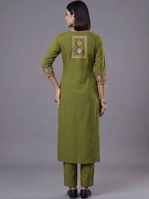 women ethnic motifs embroidered regular thread work kurta with trousers 4