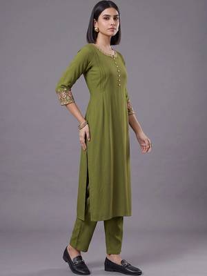 women ethnic motifs embroidered regular thread work kurta with trousers 5