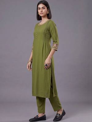 women ethnic motifs embroidered regular thread work kurta with trousers 7