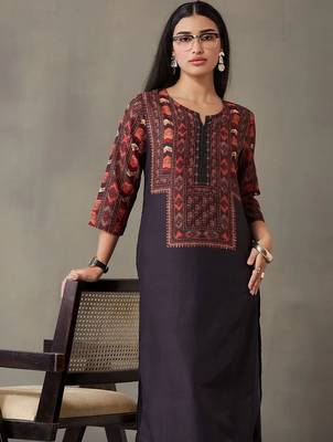 women ethnic motifs printed regular kurta with trousers 3