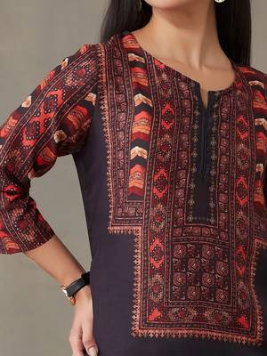 women ethnic motifs printed regular kurta with trousers 4