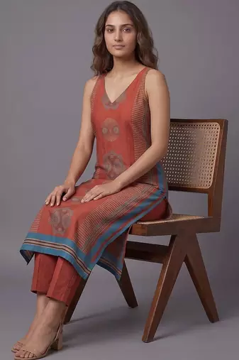 women ethnic motifs printed regular kurta with trousers