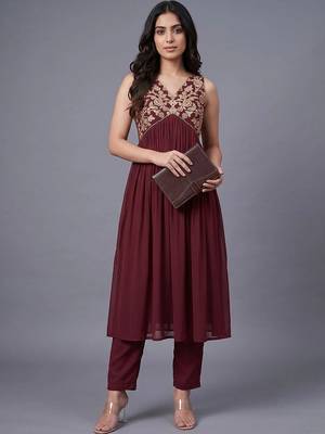 women ethnic motifs embroidered empire thread work kurta with trousers 1