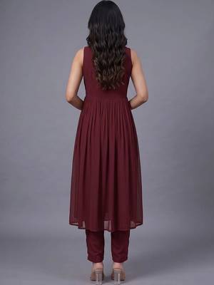 women ethnic motifs embroidered empire thread work kurta with trousers 3