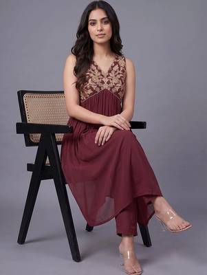 women ethnic motifs embroidered empire thread work kurta with trousers 4
