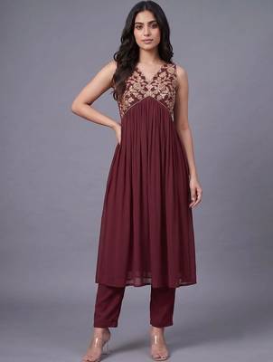 women ethnic motifs embroidered empire thread work kurta with trousers 5