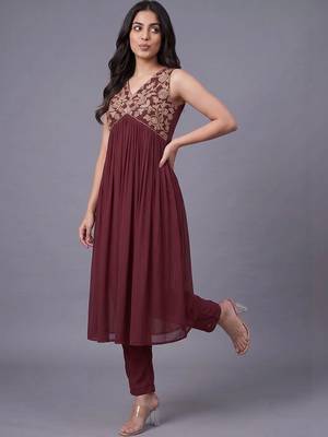 women ethnic motifs embroidered empire thread work kurta with trousers 6